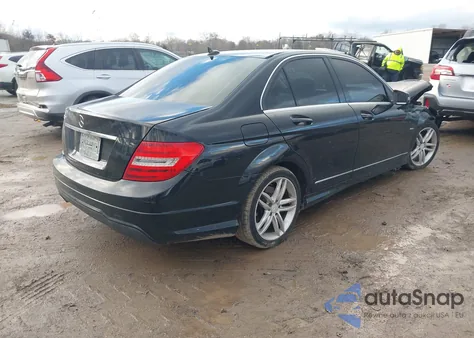 2012 Mercedes-Benz C 250 Sport z USA, uszkodzony, nr VIN WDDGF4HB8CR217733